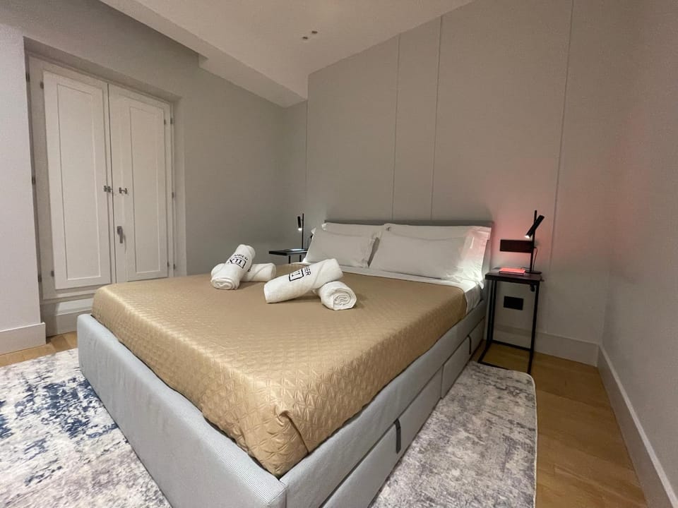 Bed, Photo of the whole room, Bedroom, towels