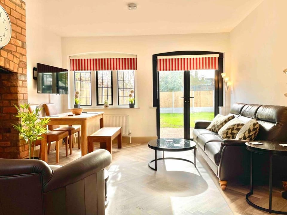 Modern city 3 bedroom bungalow with parking House in Worcester