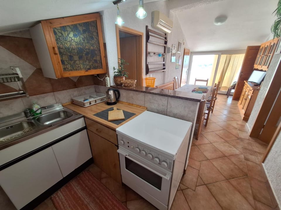 Kitchen or kitchenette, Dining area, oven, stove