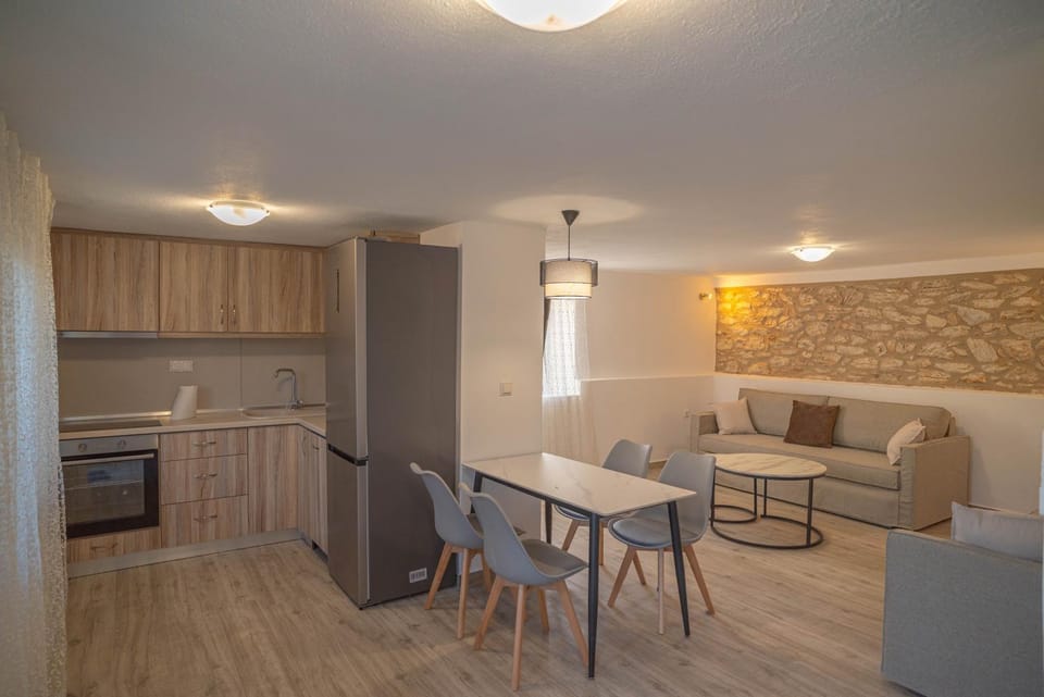 Kitchen or kitchenette, Living room, Seating area, Dining area, oven