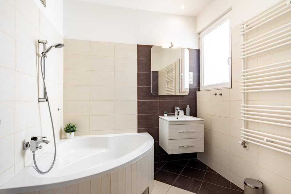Alma - Sunny central three bedroom apartment Apartment in Budapest