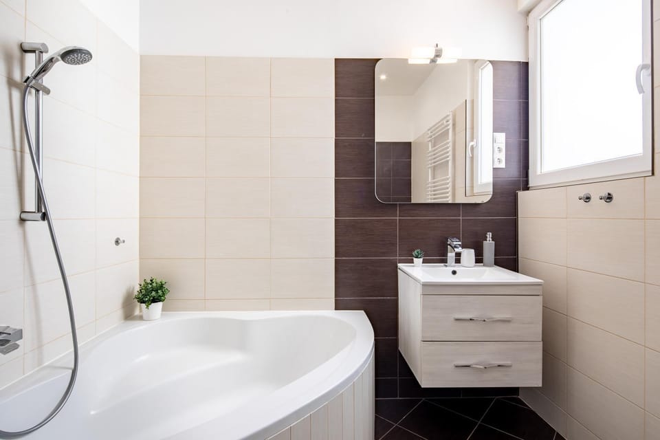 Alma - Sunny central three bedroom apartment Apartment in Budapest