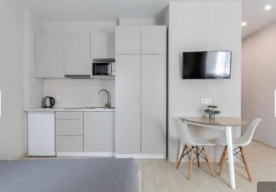 Bed, TV and multimedia, Kitchen or kitchenette, Photo of the whole room, Dining area, Bedroom, oven