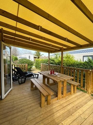 Property building, Patio, Day, Garden, Dining area, Garden view
