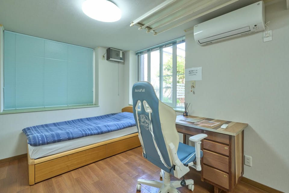 Bed, Bedroom, air conditioner