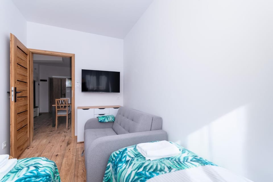 Communal lounge/ TV room, Bed, TV and multimedia, Living room, Photo of the whole room, Seating area, Evening entertainment, Bedroom