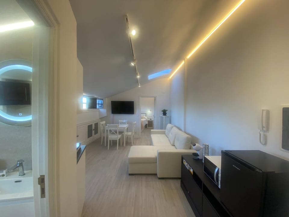 Communal lounge/ TV room, Bed, TV and multimedia, Living room, Photo of the whole room, Seating area, Bedroom