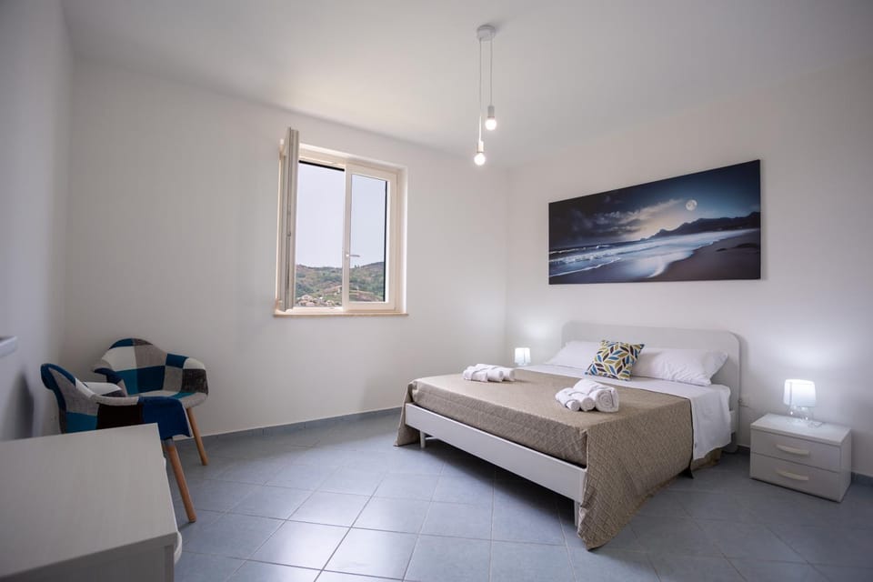 Bed, TV and multimedia, Living room, Photo of the whole room, Seating area, Bedroom