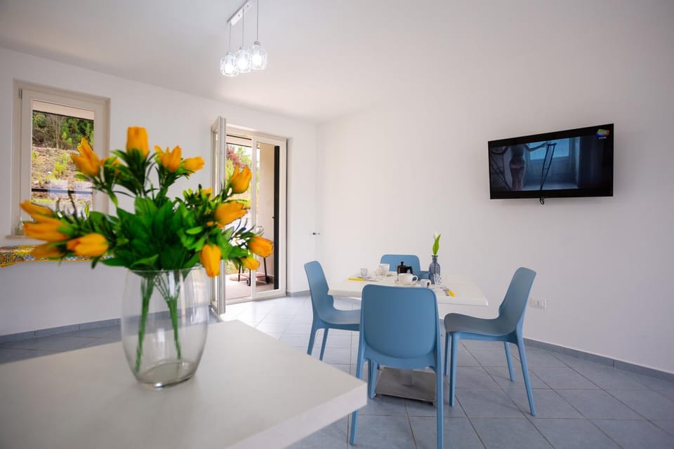 Communal lounge/ TV room, TV and multimedia, Living room, Seating area, Dining area