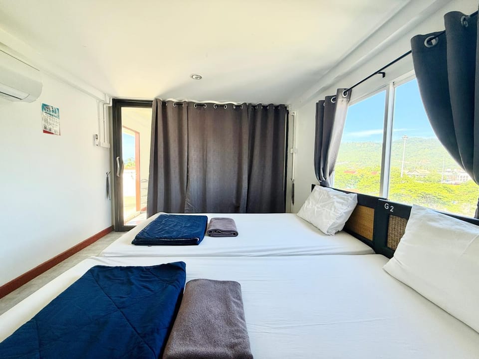 Bed, View (from property/room), Photo of the whole room, City view, Mountain view, Street view, soundproof