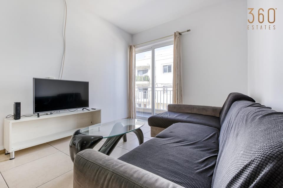 Communal lounge/ TV room, TV and multimedia, Living room, Seating area, Evening entertainment
