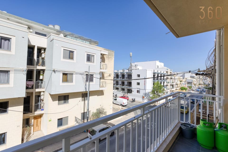 Property building, Day, Neighbourhood, View (from property/room), Balcony/Terrace, City view, Street view, Location, Parking