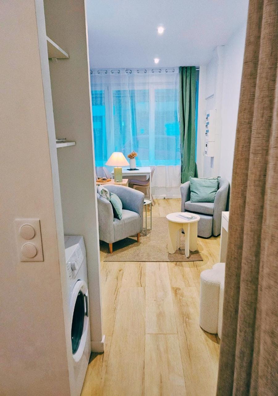 Living room, Seating area, towels, washing machine