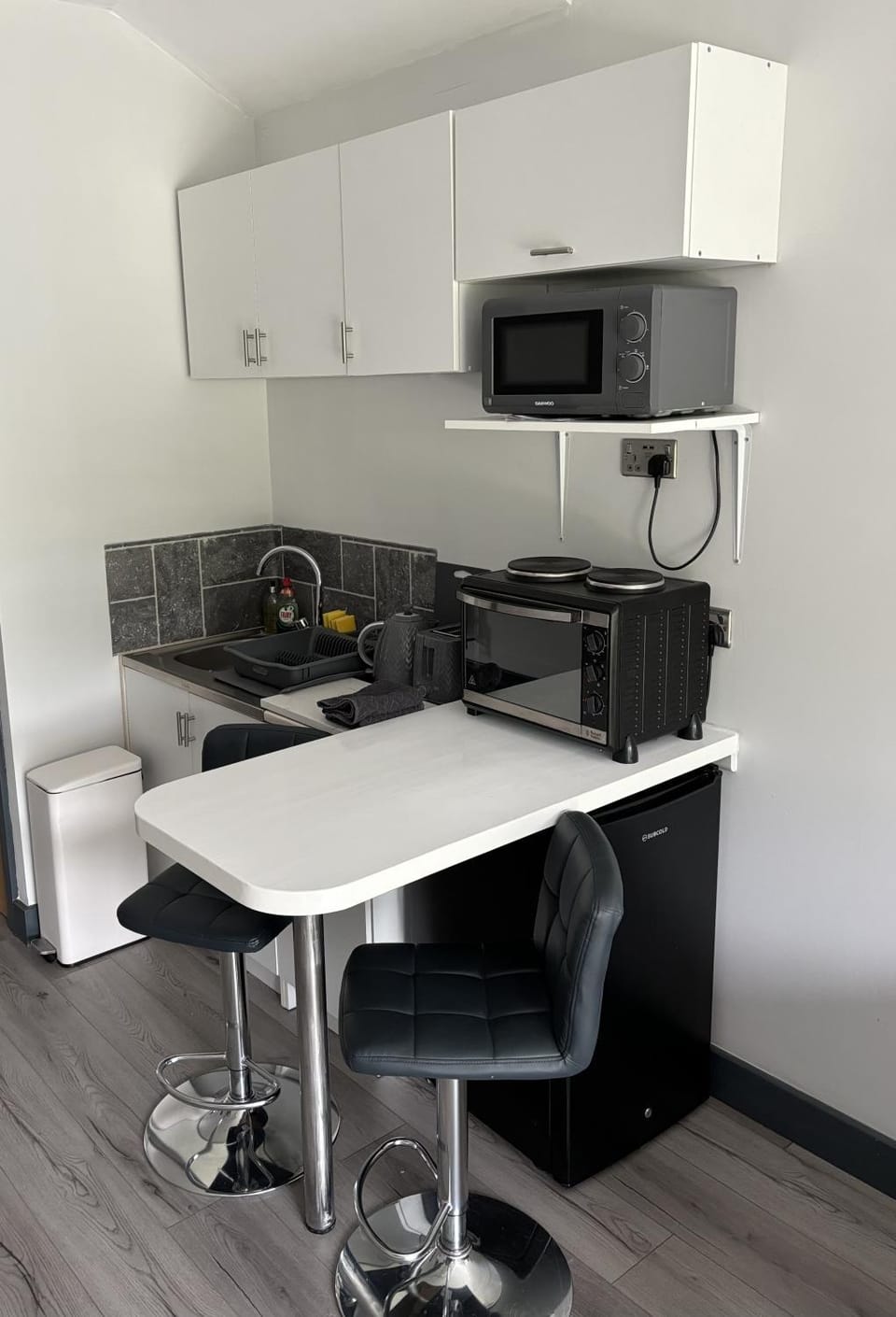 Kitchen or kitchenette, minibar, stove