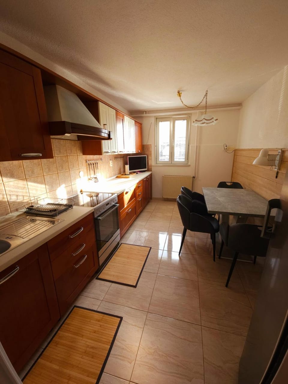 Kitchen or kitchenette, Seating area, Dining area