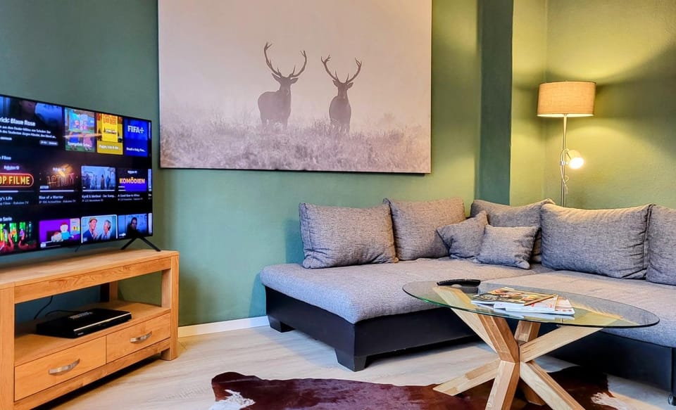 Communal lounge/ TV room, TV and multimedia, Living room, Seating area, Evening entertainment