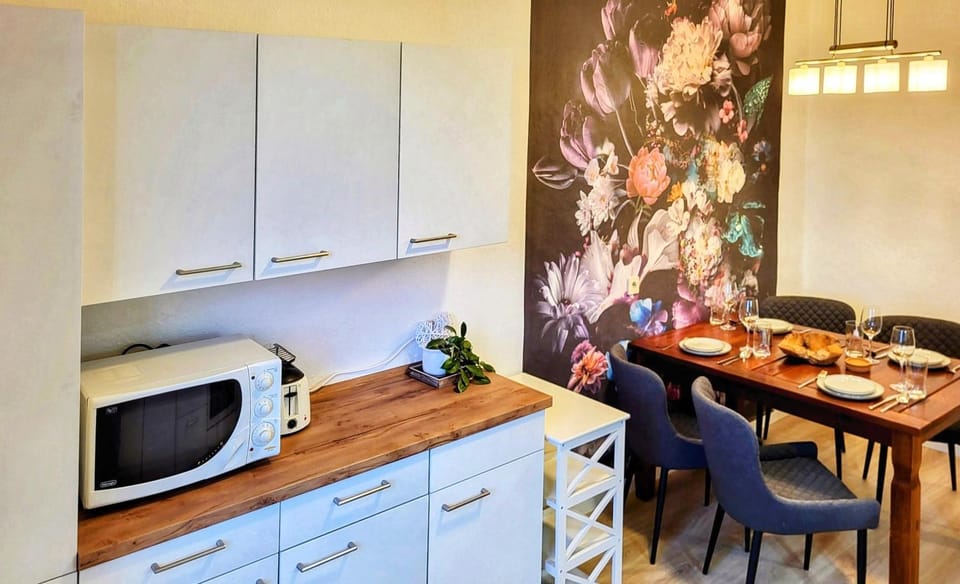 Kitchen or kitchenette, Seating area, Dining area, pet friendly