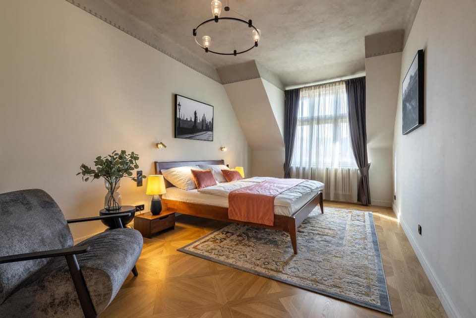 Bed, Photo of the whole room, Seating area, Bedroom