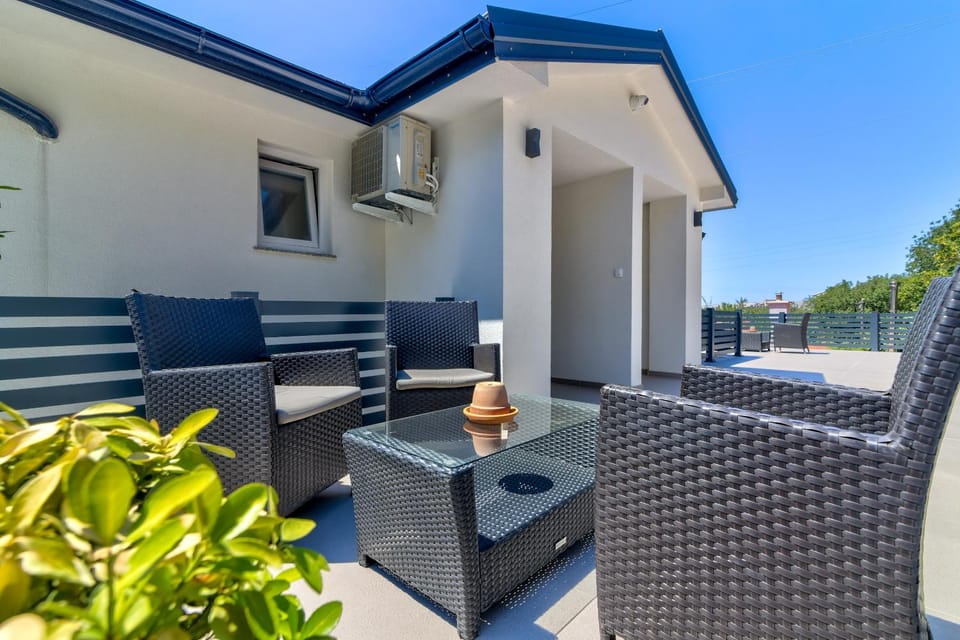 Property building, Patio, Day, Balcony/Terrace, Seating area