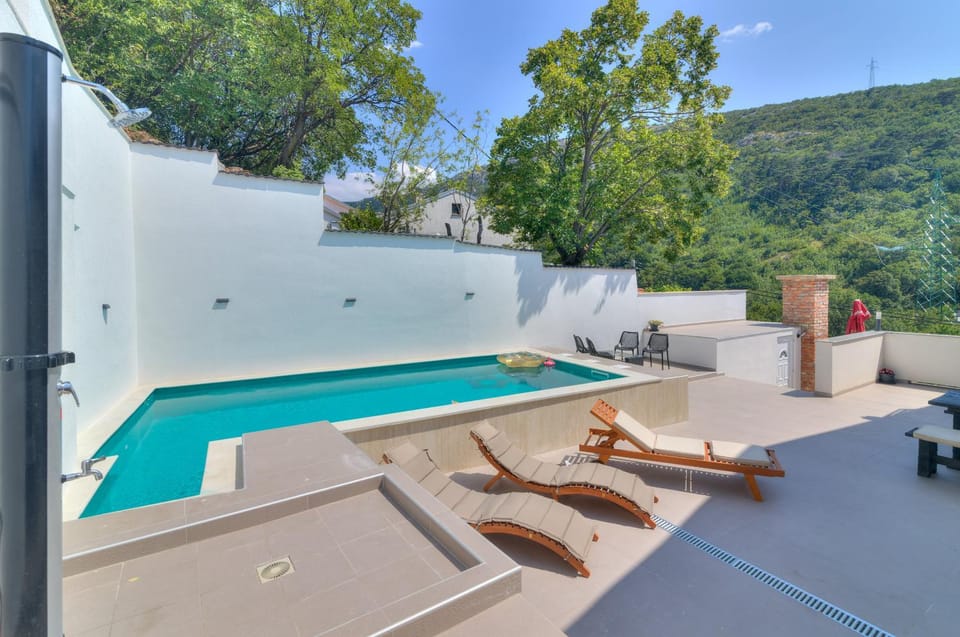Pool view, Swimming pool, sunbed