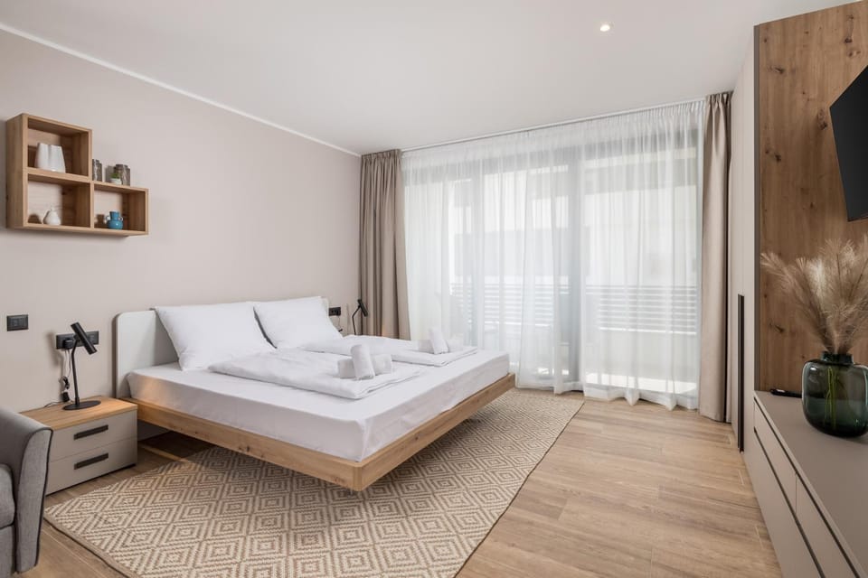 Bed, TV and multimedia, Photo of the whole room, towels
