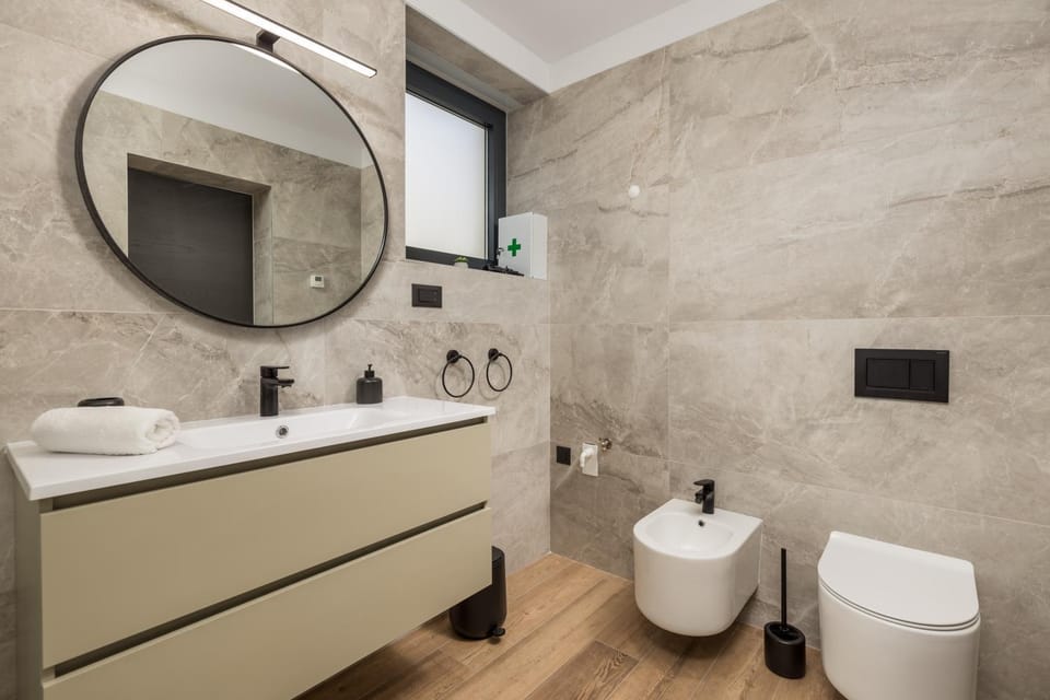 Shower, Toilet, Bathroom, bidet, towels