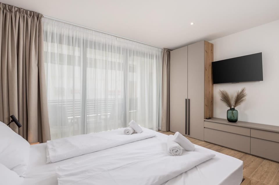 Bed, TV and multimedia, Photo of the whole room