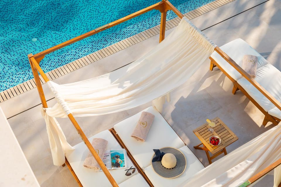 Day, Pool view, Swimming pool, sunbed, towels