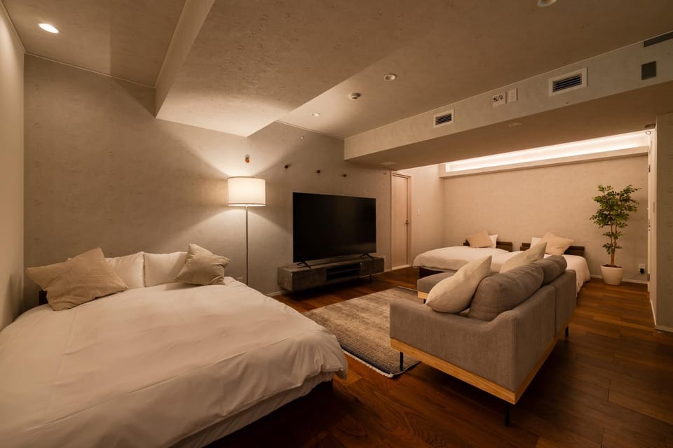 Bed, TV and multimedia, Photo of the whole room, Bedroom