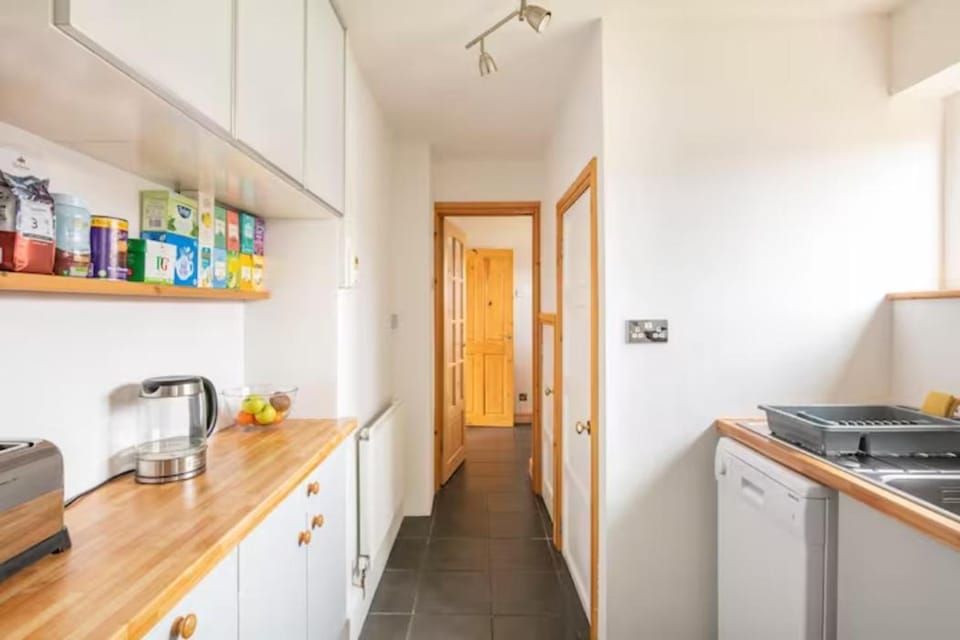 Coffee/tea facilities, Kitchen or kitchenette, minibar, stove