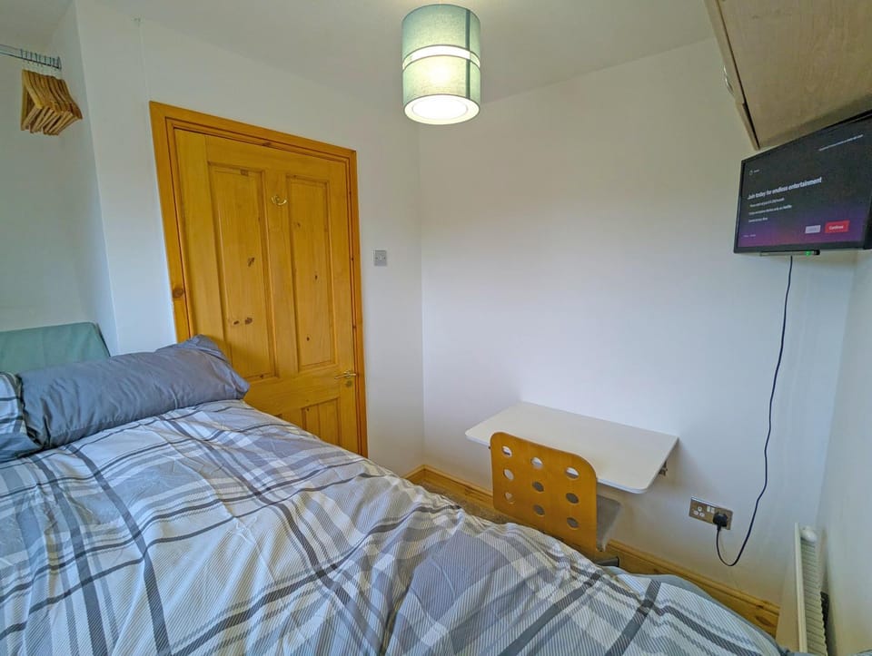Cosy Single Room l Smart TV l 5 Minute Walk from Train Station Bed and Breakfast in England