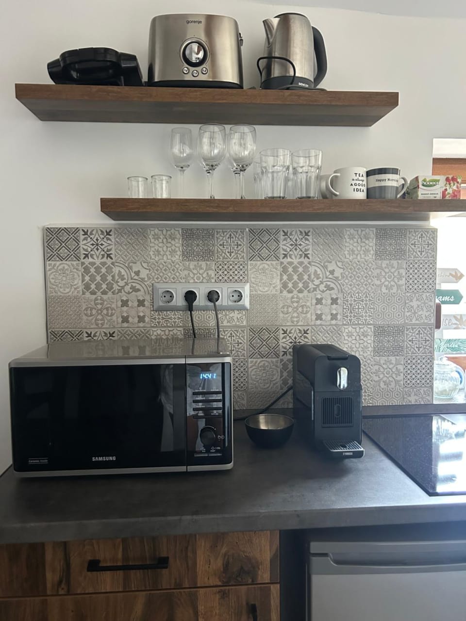 Coffee/tea facilities, Kitchen or kitchenette, stove, toaster