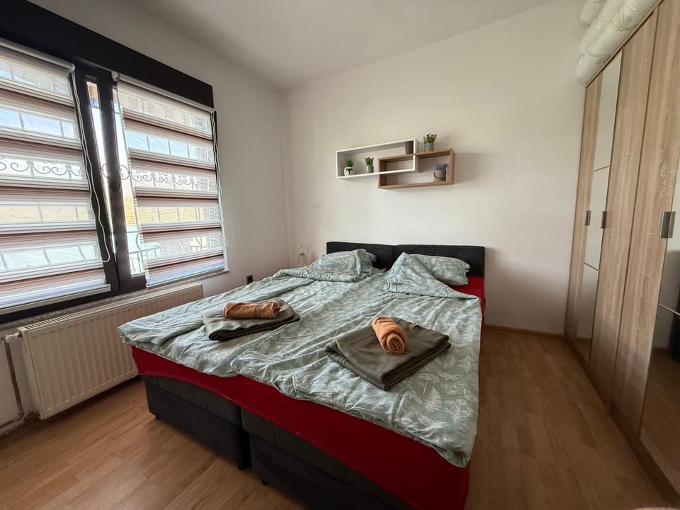 Bed, Photo of the whole room, Bedroom, towels