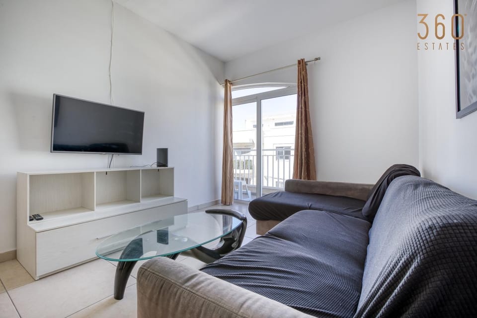 Communal lounge/ TV room, TV and multimedia, Living room, Seating area, Evening entertainment