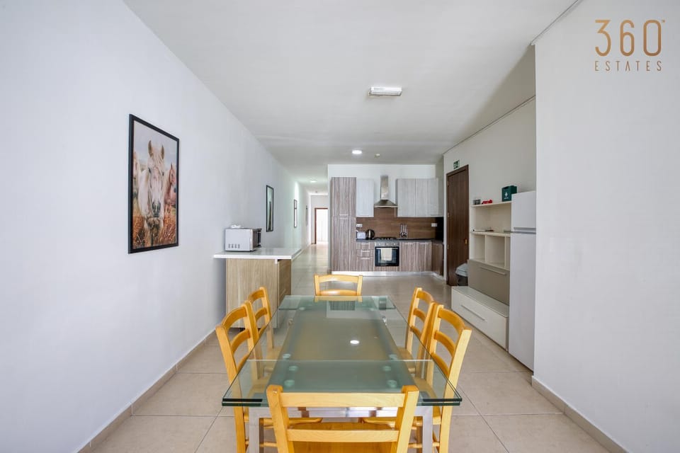 Kitchen or kitchenette, Living room, Seating area, Dining area, minibar, oven, pet friendly, stove