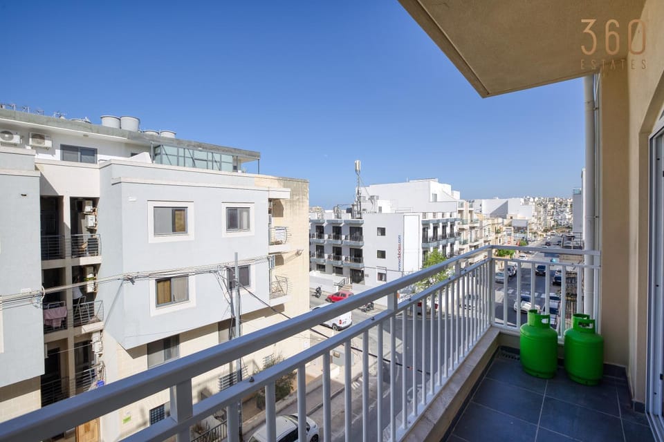 Property building, Day, Neighbourhood, View (from property/room), Balcony/Terrace, City view, Street view, Location, Parking