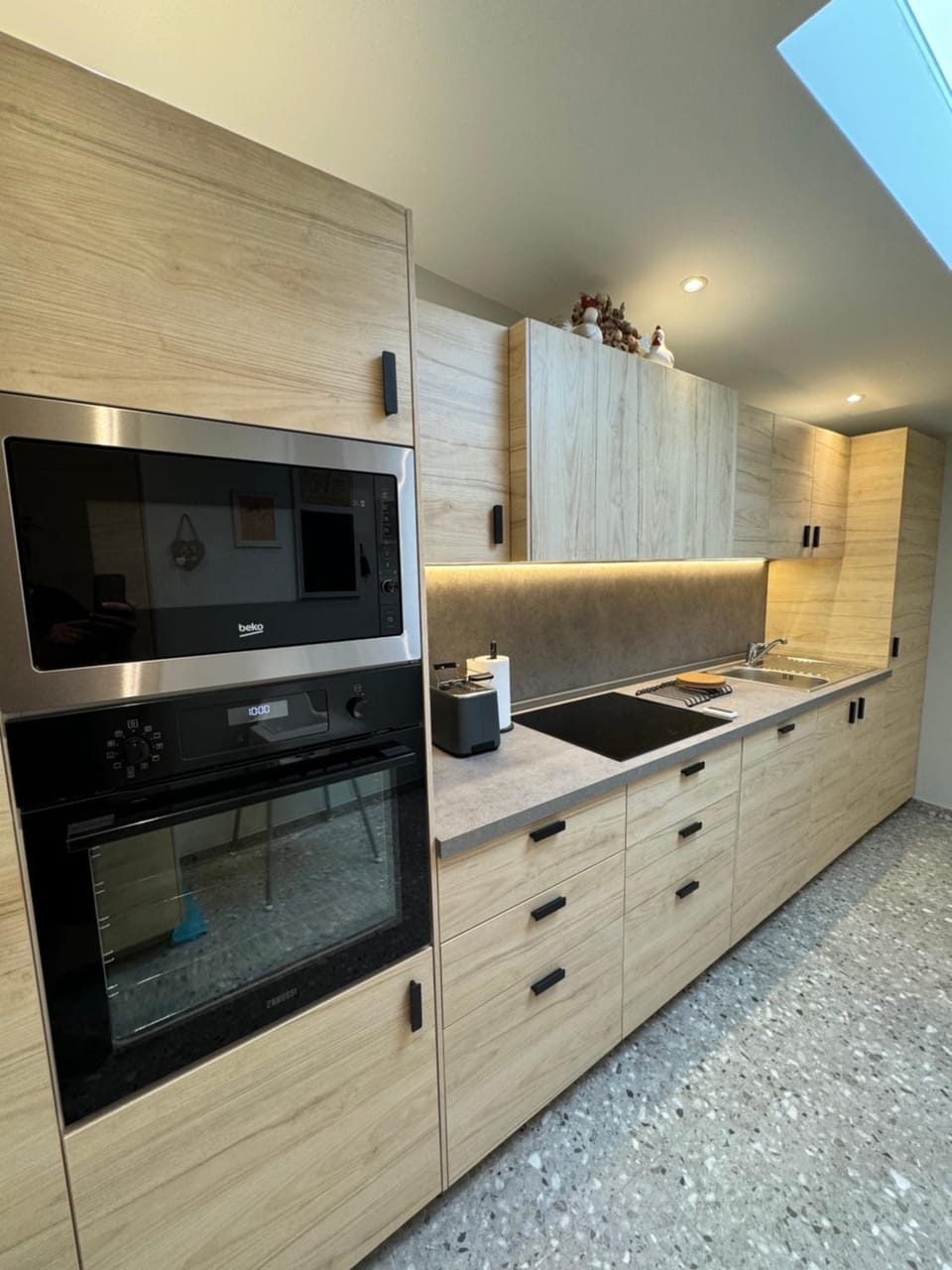 Kitchen or kitchenette, minibar, stove