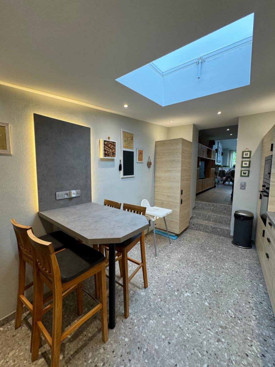Kitchen or kitchenette, Dining area