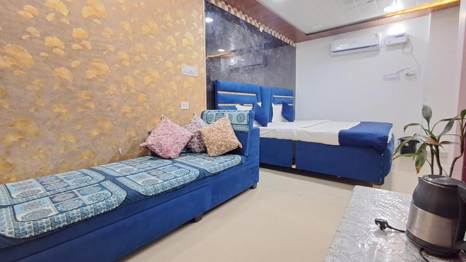 Living room, Photo of the whole room, air conditioner