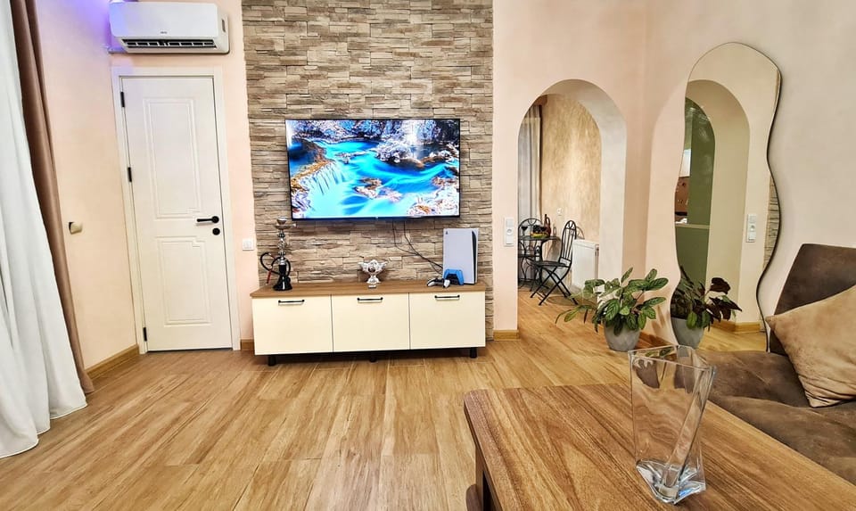 Communal lounge/ TV room, TV and multimedia, Living room, Seating area, Evening entertainment, air conditioner