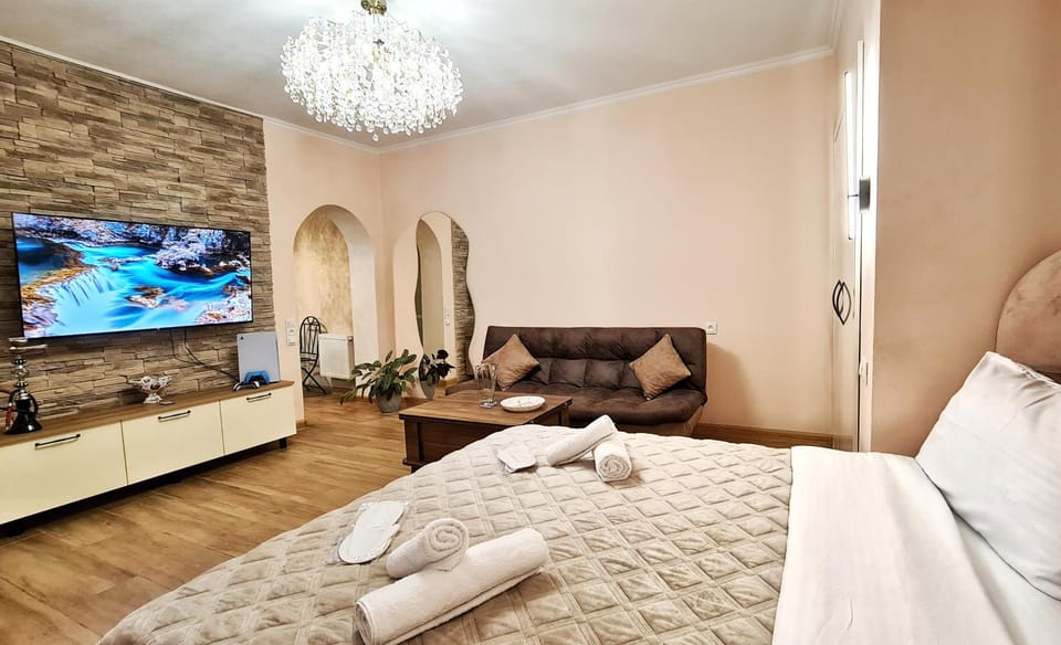 Bed, TV and multimedia, Living room, Photo of the whole room, Seating area, Bedroom, towels