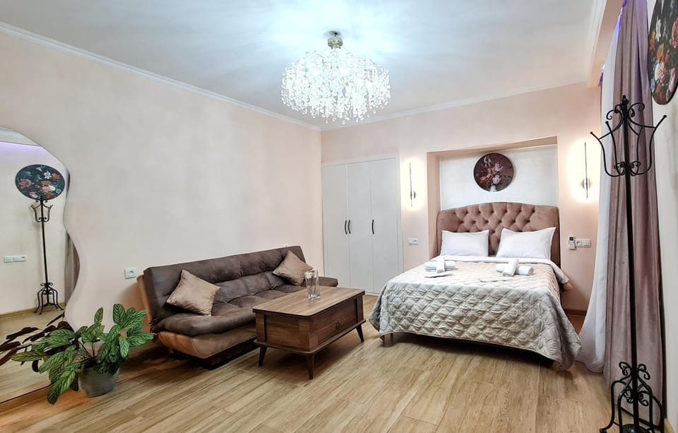 Bed, Living room, Photo of the whole room, Seating area, Bedroom
