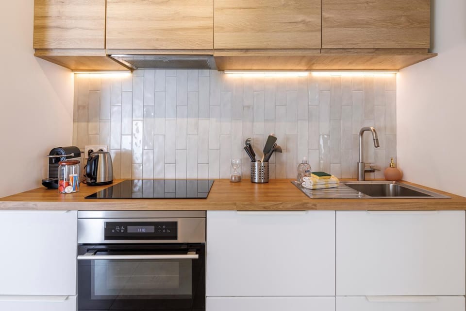 Coffee/tea facilities, Kitchen or kitchenette, microwave, oven, stove, kitchen