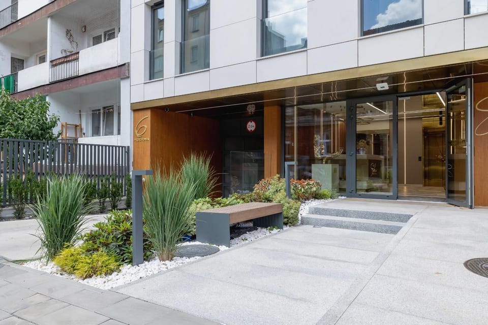 Property building, Facade/entrance, Off site, Day