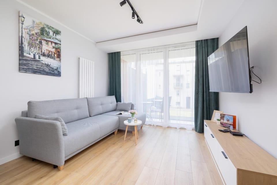 TV and multimedia, Living room, Seating area, Evening entertainment