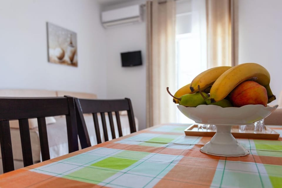 Living room, Food and drinks, Seating area, Dining area, air conditioner