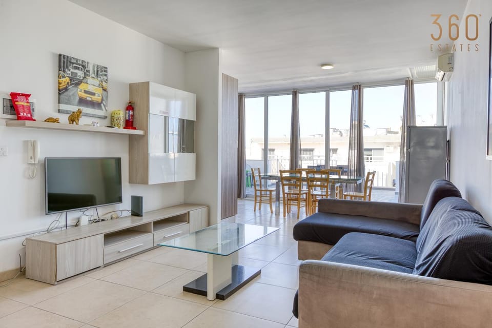 Communal lounge/ TV room, TV and multimedia, Kitchen or kitchenette, Living room, Seating area, Dining area, Evening entertainment