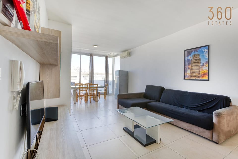Communal lounge/ TV room, TV and multimedia, Living room, Seating area, Evening entertainment