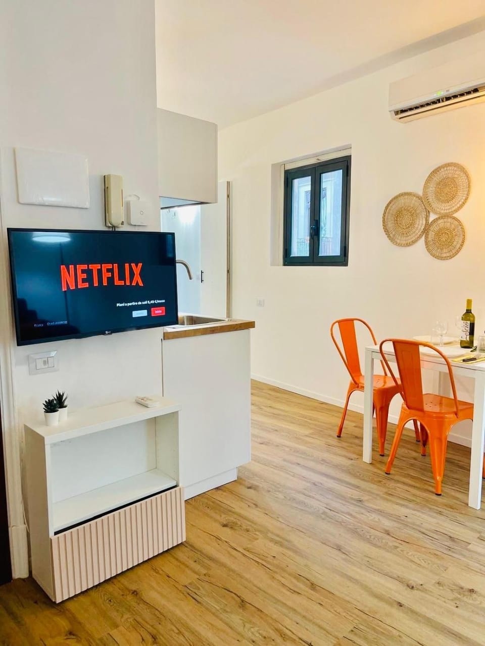 TV and multimedia, Living room, Dining area