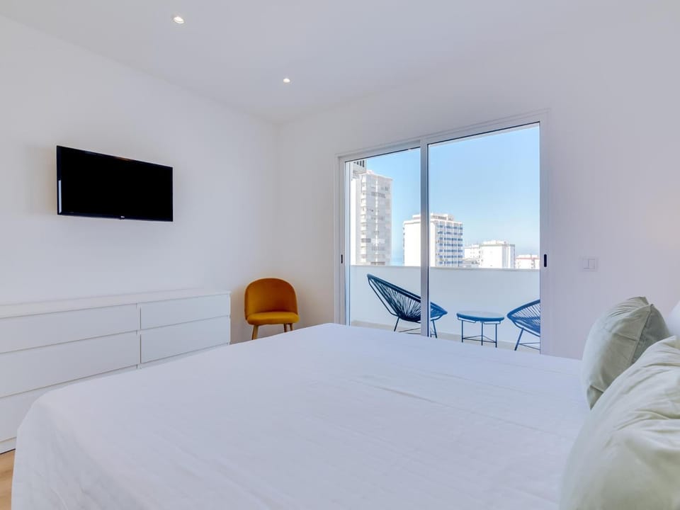 Bed, TV and multimedia, Photo of the whole room, Bedroom